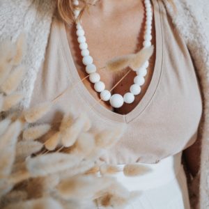 collier d'allaitement perles rondes blanches